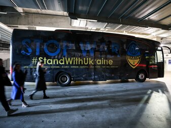 Deutliche Botschaft: Der Mannschaftsbus von Schachtjor Donezk. Deutliche Botschaft: Der Mannschaftsbus von Schachtjor Donezk.