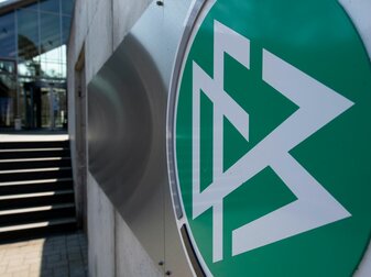 Das Logo des Deutschen Fußball-Bundes (DFB) an der DFB-Zentrale in Frankfurt am Main. Das Logo des Deutschen Fußball-Bundes (DFB) an der DFB-Zentrale in Frankfurt am Main.