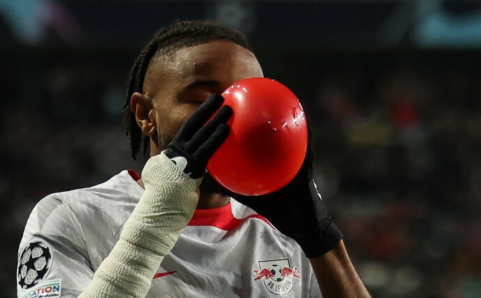 Der Leipziger Christopher Nkunku jubelte mit einem Ballon.