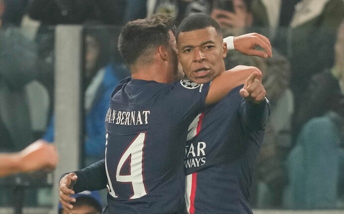 PSG-Star Kylian Mbappé (r) traf in Turin.