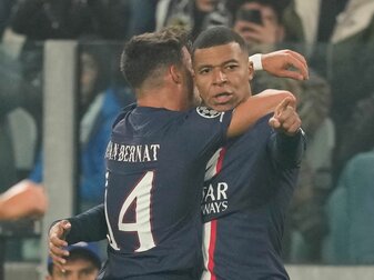 PSG-Star Kylian Mbappé (r) traf in Turin. PSG-Star Kylian Mbappé (r) traf in Turin.