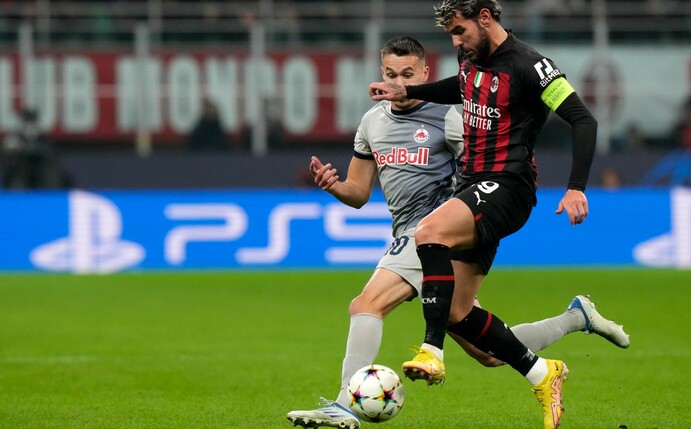 Theo Hernandez (r) vom AC Mailand im Duell mit Amar Dedic von RB Salzburg.