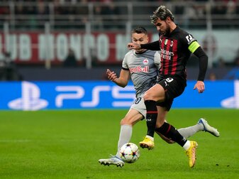 Theo Hernandez (r) vom AC Mailand im Duell mit Amar Dedic von RB Salzburg. Theo Hernandez (r) vom AC Mailand im Duell mit Amar Dedic von RB Salzburg.