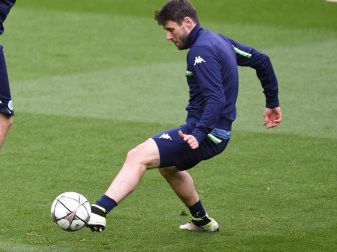 Vieirinha zog sich bei einem Pressschlag eine Innenbandzerrung am rechten Sprunggelenk zu. Foto: Carmen Jaspersen Vieirinha zog sich bei einem Pressschlag eine Innenbandzerrung am rechten Sprunggelenk zu. Foto: Carmen Jaspersen