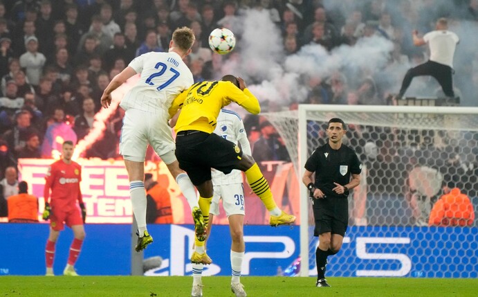 Kopenhagens Valdemar Lund Jensen (l) und Dortmunds Anthony Modeste kämpfen um den Ball.