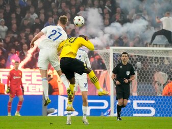 Kopenhagens Valdemar Lund Jensen (l) und Dortmunds Anthony Modeste kämpfen um den Ball. Kopenhagens Valdemar Lund Jensen (l) und Dortmunds Anthony Modeste kämpfen um den Ball.