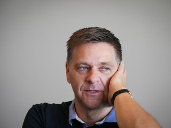 Oliver Ruhnert, Geschäftsführer Profifußball und Leiter der Lizenzspielerabteilung des 1. FC Union Berlin, beim Interview mit der dpa.