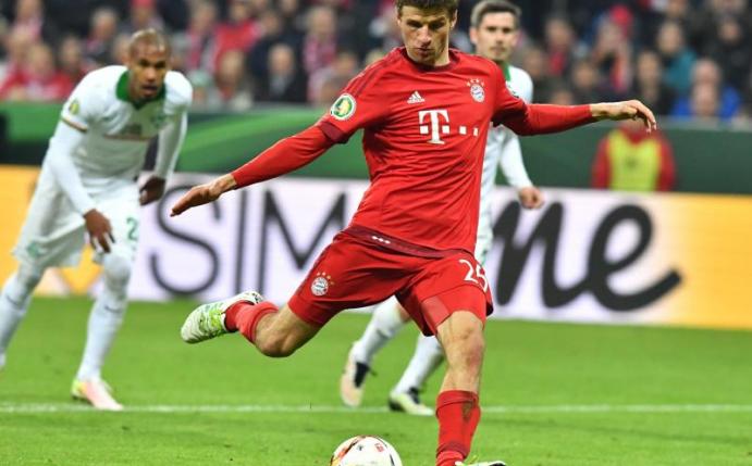 Thomas Müller erzielt per Elfmeter das Tor zum 2:0 für den FC Bayern München. Foto: Peter Kneffel