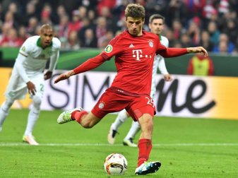 Thomas Müller erzielt per Elfmeter das Tor zum 2:0 für den FC Bayern München. Foto: Peter Kneffel Thomas Müller erzielt per Elfmeter das Tor zum 2:0 für den FC Bayern München. Foto: Peter Kneffel