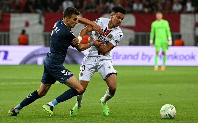 Kölns Dejan Ljubicic (li.) und Nizzas Sofiane Diop (r.) lieferten sich im letzten Spiel ein hitziges Duell (Foto: NICOLAS TUCAT/AFP via Getty Images)