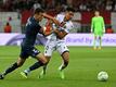 Kölns Dejan Ljubicic (li.) und Nizzas Sofiane Diop (r.) lieferten sich im letzten Spiel ein hitziges Duell (Foto: NICOLAS TUCAT/AFP via Getty Images)