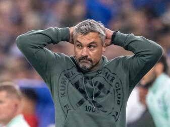 Schalkes Trainer Thomas Reis fordert Mut von seiner Mannschaft, um den letzten Tabellenplatz nach sechs Niederlagen hinter sich zu lassen. Schalkes Trainer Thomas Reis fordert Mut von seiner Mannschaft, um den letzten Tabellenplatz nach sechs Niederlagen hinter sich zu lassen.