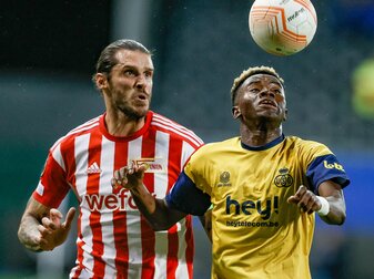 Simon Adingra (r) von Union SG kämpft um den Ball gegen Christopher Trimmel von Union Berlin. Simon Adingra (r) von Union SG kämpft um den Ball gegen Christopher Trimmel von Union Berlin.