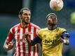 Simon Adingra (r) von Union SG kämpft um den Ball gegen Christopher Trimmel von Union Berlin.