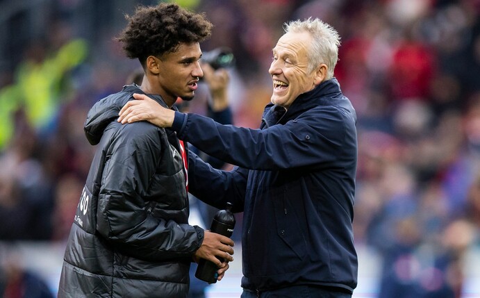 Freiburgs Kevin Schade (l) und Freiburgs Trainer Christian Streich (r) nach dem Spiel.