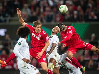 Kölns Timo Huebers (2. v.l.-r), Nizzas Mario Lemina und Kölns Ellyes Skhiri kämpfen um den Ball. Kölns Timo Huebers (2. v.l.-r), Nizzas Mario Lemina und Kölns Ellyes Skhiri kämpfen um den Ball.