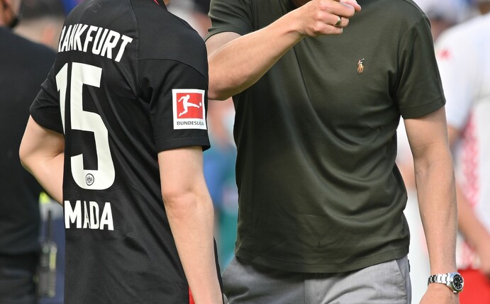 Frankfurts Trainer Oliver Glasner im Gespräch mit Daichi Kamada, der gegen den FC Augsburg erkrankt ausfällt.