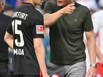 Frankfurts Trainer Oliver Glasner im Gespräch mit Daichi Kamada, der gegen den FC Augsburg erkrankt ausfällt. Frankfurts Trainer Oliver Glasner im Gespräch mit Daichi Kamada, der gegen den FC Augsburg erkrankt ausfällt.