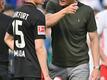 Frankfurts Trainer Oliver Glasner im Gespräch mit Daichi Kamada, der gegen den FC Augsburg erkrankt ausfällt.
