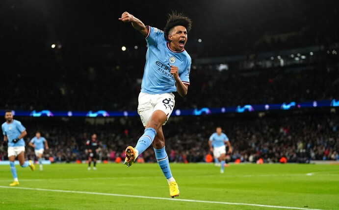 Wurde beim Spiel gegen den FC Sevilla von spanischen Fans rassistisch angefeindet: Rico Lewis von Manchester City.