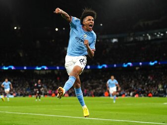 Wurde beim Spiel gegen den FC Sevilla von spanischen Fans rassistisch angefeindet: Rico Lewis von Manchester City. Wurde beim Spiel gegen den FC Sevilla von spanischen Fans rassistisch angefeindet: Rico Lewis von Manchester City.