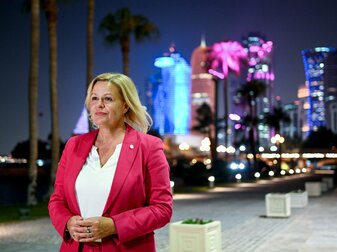 Bundes-Innenministerin Nancy Faeser wird für ihre Katar-Reise kritisiert. Bundes-Innenministerin Nancy Faeser wird für ihre Katar-Reise kritisiert.