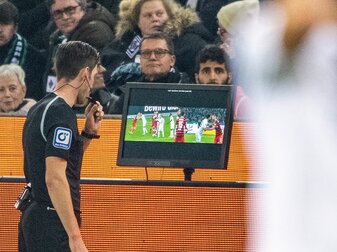 Schiedsrichter Matthias Jöllenbeck prüft per Videobeweis. Schiedsrichter Matthias Jöllenbeck prüft per Videobeweis.