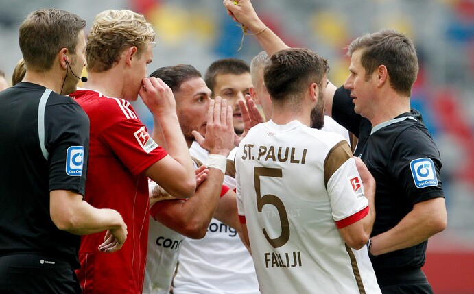 Schiedsrichter Frank Willenborg (r) schickt Betim Fazliji (2.v.r) vom FC St. Pauli nach einer roten Karte vom Platz.