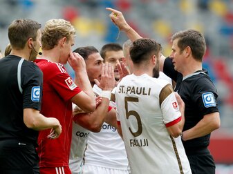 Schiedsrichter Frank Willenborg (r) schickt Betim Fazliji (2.v.r) vom FC St. Pauli nach einer roten Karte vom Platz. Schiedsrichter Frank Willenborg (r) schickt Betim Fazliji (2.v.r) vom FC St. Pauli nach einer roten Karte vom Platz.