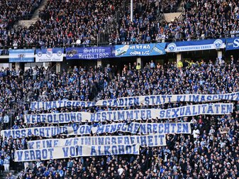 Herthas Fans in der Ostkurve zeigen Spruchbänder als Protest gegen die bevorstehende Fussball-WM und rufen zum Boykott auf. Herthas Fans in der Ostkurve zeigen Spruchbänder als Protest gegen die bevorstehende Fussball-WM und rufen zum Boykott auf.
