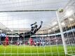 Leipzigs Christopher Nkunku (verdeckt) macht das Tor zum 0:1 gegen Hoffenheims Torwart Oliver Baumann (l).