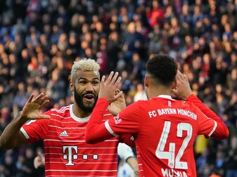 Fußball, Bundesliga, Hertha BSC - FC Bayern München, 13. Spieltag im Olympiastadion. Bayerns Jamal Musiala (r), Torschütze zum 0:1, freut sich nach seinem Treffer mit Bayerns Eric Maxim Choupo-Mot Fußball, Bundesliga, Hertha BSC - FC Bayern München, 13. Spieltag im Olympiastadion. Bayerns Jamal Musiala (r), Torschütze zum 0:1, freut sich nach seinem Treffer mit Bayerns Eric Maxim Choupo-Mot