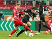 Arne Maier (l) vom FC Augsburg gegen Luca Pellegrini von Eintracht Frankfurt.