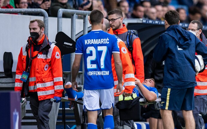 Hoffenheims Grischa Prömel wird verletzt von Rettungssanitätern vom Platz getragen.