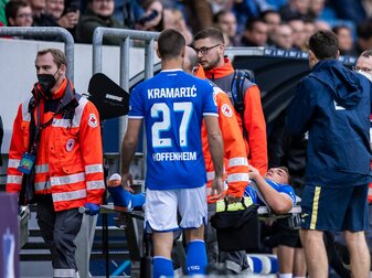 Hoffenheims Grischa Prömel wird verletzt von Rettungssanitätern vom Platz getragen. Hoffenheims Grischa Prömel wird verletzt von Rettungssanitätern vom Platz getragen.