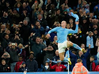 Wieder mal getroffen: Erling Haaland von Manchester City jubelt zu seinem 2:1 vom Elfmeterpunkt. Wieder mal getroffen: Erling Haaland von Manchester City jubelt zu seinem 2:1 vom Elfmeterpunkt.