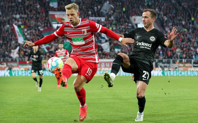 Arne Maier (l) vom FC Augsburg gegen Mario Götze von Eintracht Frankfurt.