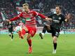 Arne Maier (l) vom FC Augsburg gegen Mario Götze von Eintracht Frankfurt.