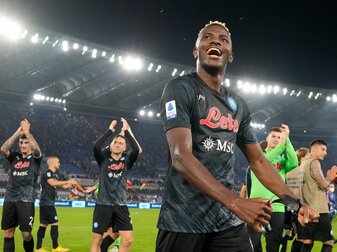 Torjäger Victor Osimhen (r) traf für Napoli. Torjäger Victor Osimhen (r) traf für Napoli.