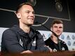 Manuel Neuer (l) und Timo Werner sprechen in Hamburg mit Journalisten.