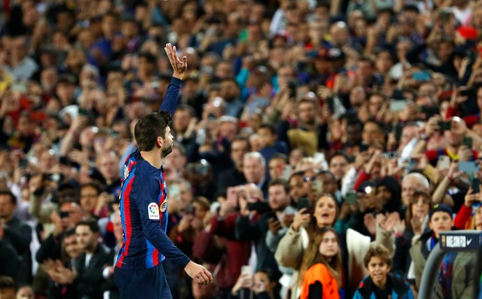 Barcelonas Gerard Pique winkt den Fans nach dem Spiel.