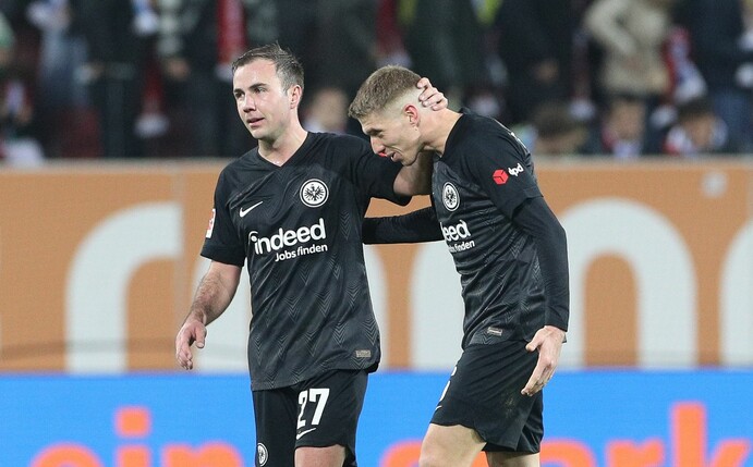 Frankfurts Mario Götze (l) und Kristijan Jakic feiern den Sieg gegen den FC Augsburg nach dem Spiel.
