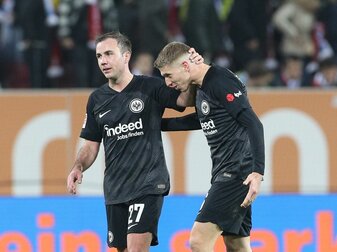 Frankfurts Mario Götze (l) und Kristijan Jakic feiern den Sieg gegen den FC Augsburg nach dem Spiel. Frankfurts Mario Götze (l) und Kristijan Jakic feiern den Sieg gegen den FC Augsburg nach dem Spiel.
