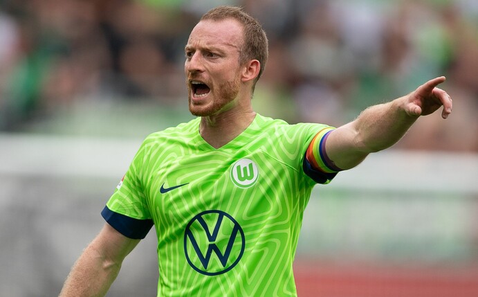 Wolfsburgs Maximilian Arnold gestikuliert im Spiel gegen den FC Schalke 04.