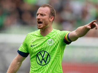 Wolfsburgs Maximilian Arnold gestikuliert im Spiel gegen den FC Schalke 04. Wolfsburgs Maximilian Arnold gestikuliert im Spiel gegen den FC Schalke 04.