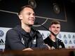 Manuel Neuer (l) und Timo Werner sprechen in Hamburg mit Journalisten.