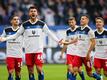 Mario Vuskovic (2.v.l) brachte mit seinem Tor den HSV beim Heimsieg gegen Regensburg zurück ins Spiel.