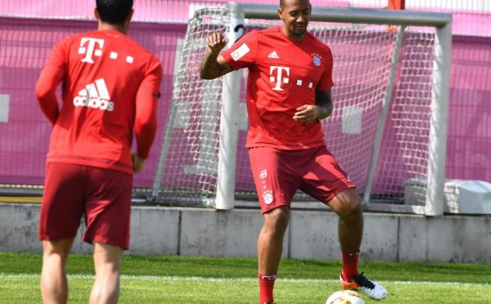 Das Comeback von Bayern-Abwehrchef Jérôme Boateng (r) steht kurz bevor. Foto: Peter Kneffel