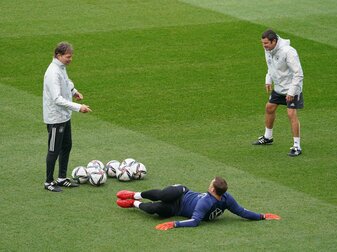 Assistenztrainer Marcus Sorg, DFB-Torwart Manuel Neuer und Torwarttrainer Andreas Kronenberg (l-r) auf dem Trainingsplatz. Assistenztrainer Marcus Sorg, DFB-Torwart Manuel Neuer und Torwarttrainer Andreas Kronenberg (l-r) auf dem Trainingsplatz.