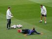 Assistenztrainer Marcus Sorg, DFB-Torwart Manuel Neuer und Torwarttrainer Andreas Kronenberg (l-r) auf dem Trainingsplatz.